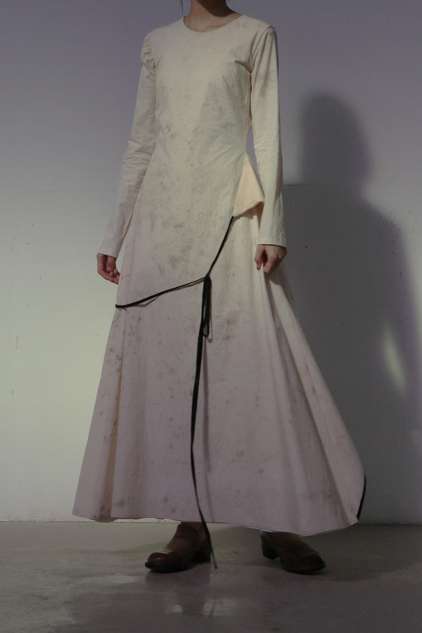 MUTEDANCE MD20SS-KAL04 Plissee-Kleid mit Schulterausschnitt